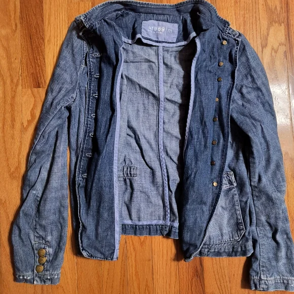 Gap Denim Blue Jean Jacket, Women's Medium, Buttons And Distressed Detail - Picture 15 of 16